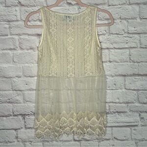 Chic Lace Sleeveless Blouse in Cream